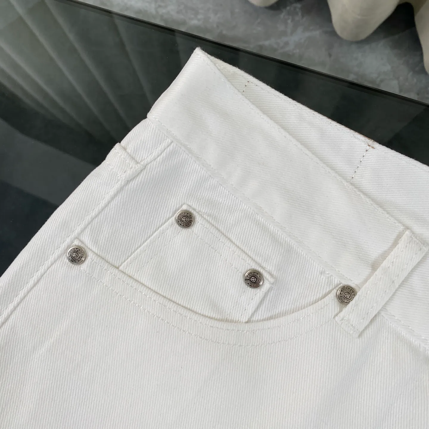 P270 chrome hearts new style white leather jeans vi Top heavy industry fashionable design] Consistent high street luxury style creation. Speaking of this style, the Zangyin family and GU family are definitely the leading representative brands. Especially the Zangyin family has really achieved a state-of-the-art effect in creating high street style. The unique washed material is used to create this style. The color system is quite eye-catching. After it is decorated with patchwork cross flowers, it cleverly highlights the charm of the brand. Secondly, this style uses classic The classic high-waist cutting design highlights the long legs and fashionable temperament of the upper body. The brand is highly recognizable and the slim fit configuration is more suitable for daily wear. It is a product that interprets personality, fashion, and specifications at a glance. This single product is enough to make any fan excited. It can be a white T-shirt for youthful preppy style, or a tight suspender for lady style. It has strong matching ability and can be easily controlled by men.  [Materials and craftsmanship] Needless to say, this point goes without saying. As an excellent craftsman brand, Zangyin’s requirements for details and craftsmanship are really perfect. The washed color of this model has gone through so many processes, not to mention the embellishment of denim appliques. It is also purely hand-made and sewn. Just like what they believe in, only hand-made things have soul and have the meaning of wear. A top-notch heavy-duty fashionable denim item, I look forward to your perfect interpretation! !  Size:28-36